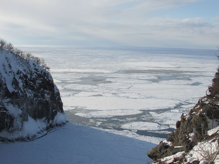 知床半島に流れ着く流氷と断崖絶壁
